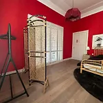 Romantic Rouge Suite - With Round Bath