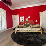 Romantic Rouge Suite - With Round Bath