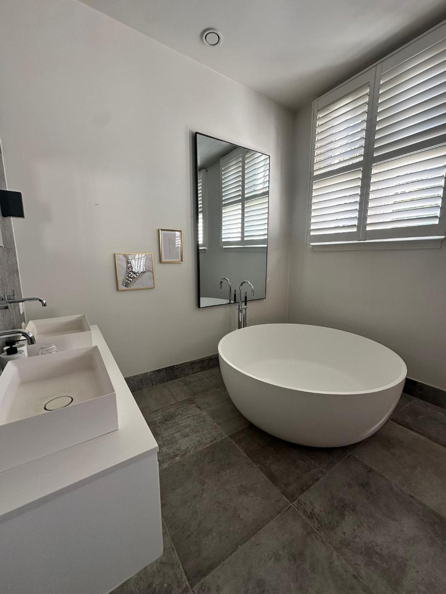 Romantic Rouge - With Round Bath Hotel