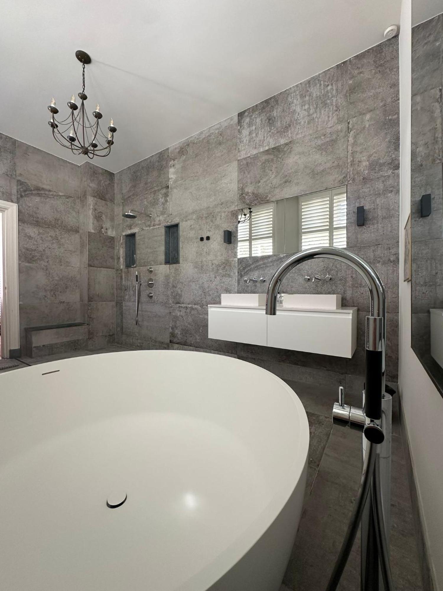 Romantic Rouge - With Round Bath 3* Den Haag